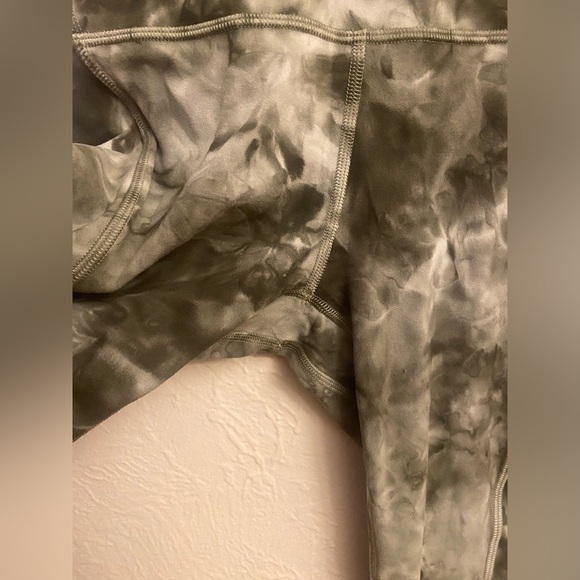 Lululemon legging - Picture 4 of 8